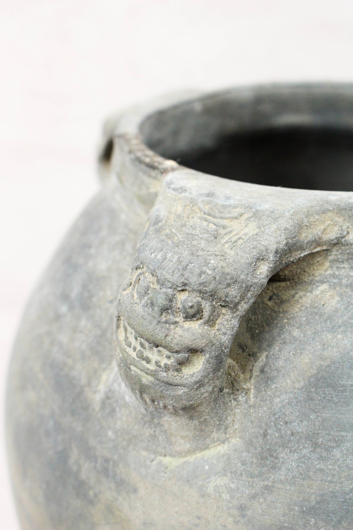 Vintage Lion Ears Dark Pot - DE.39