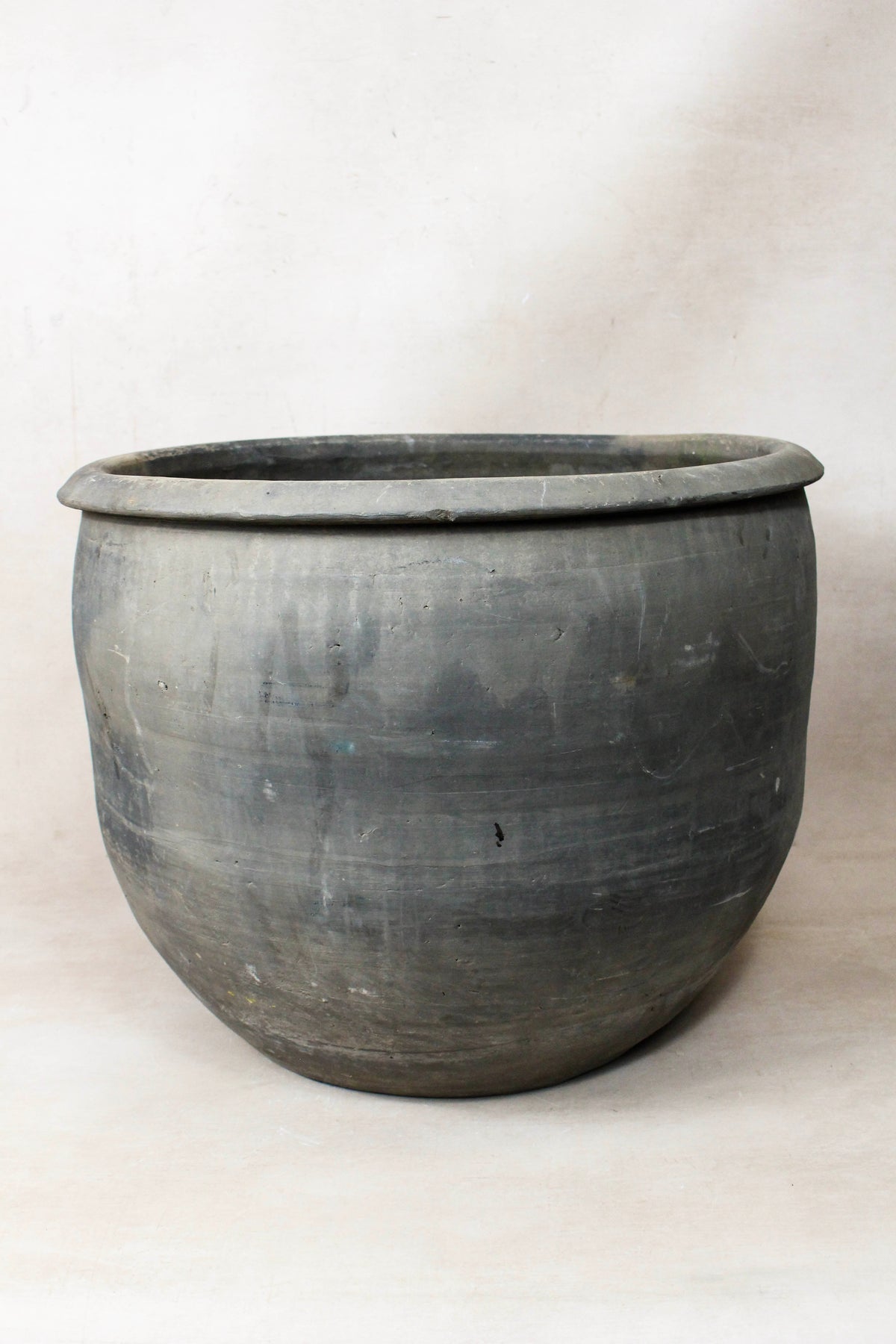 Vintage Dark Pot - L021