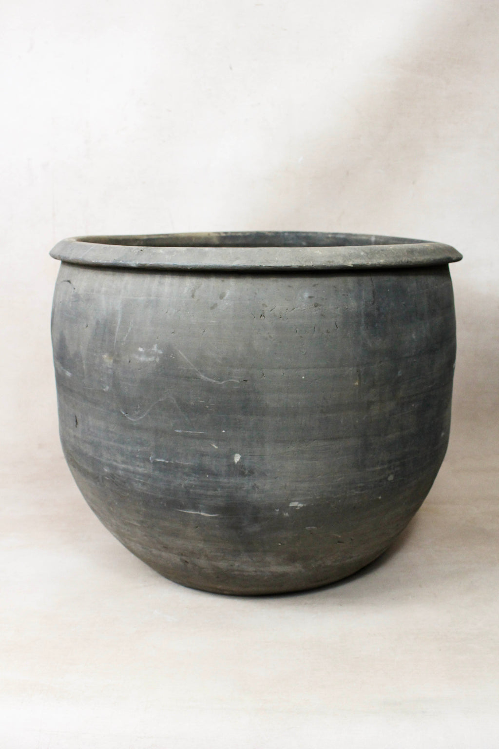 Vintage Dark Pot - L021