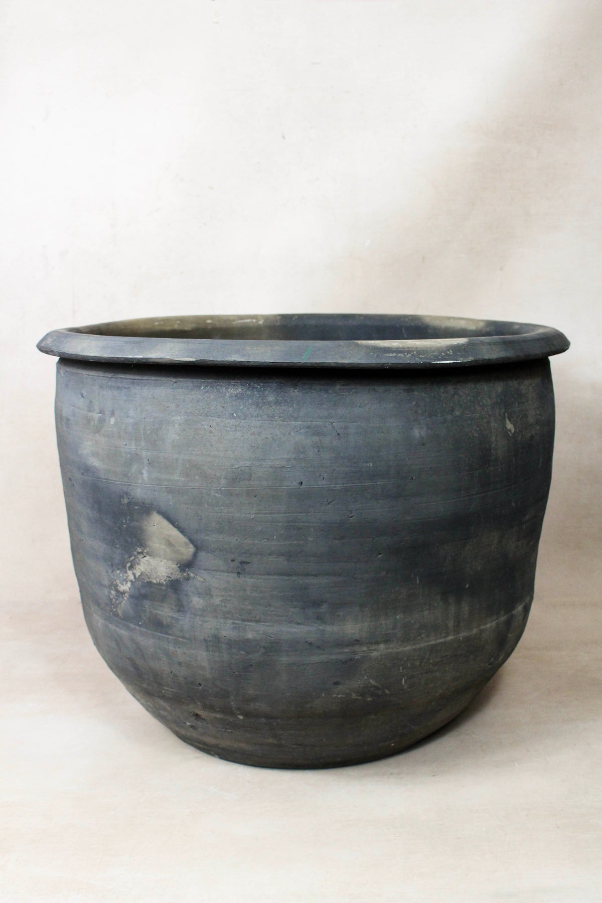 Vintage Dark Pot - L022