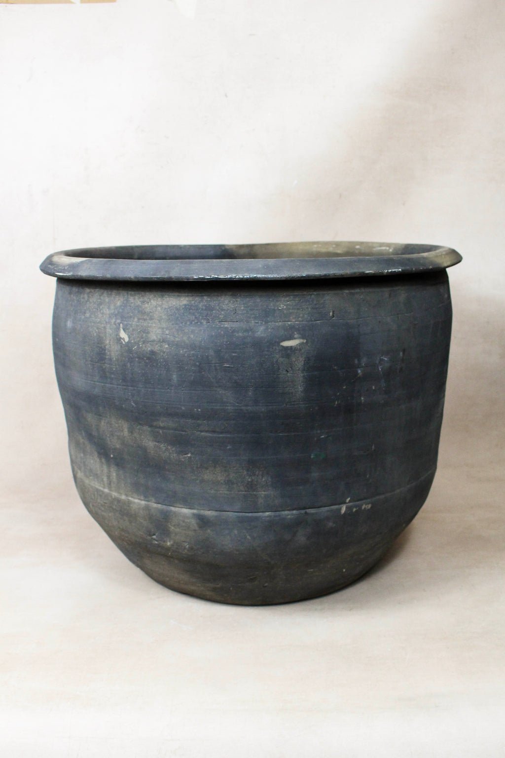 Vintage Dark Pot - L022