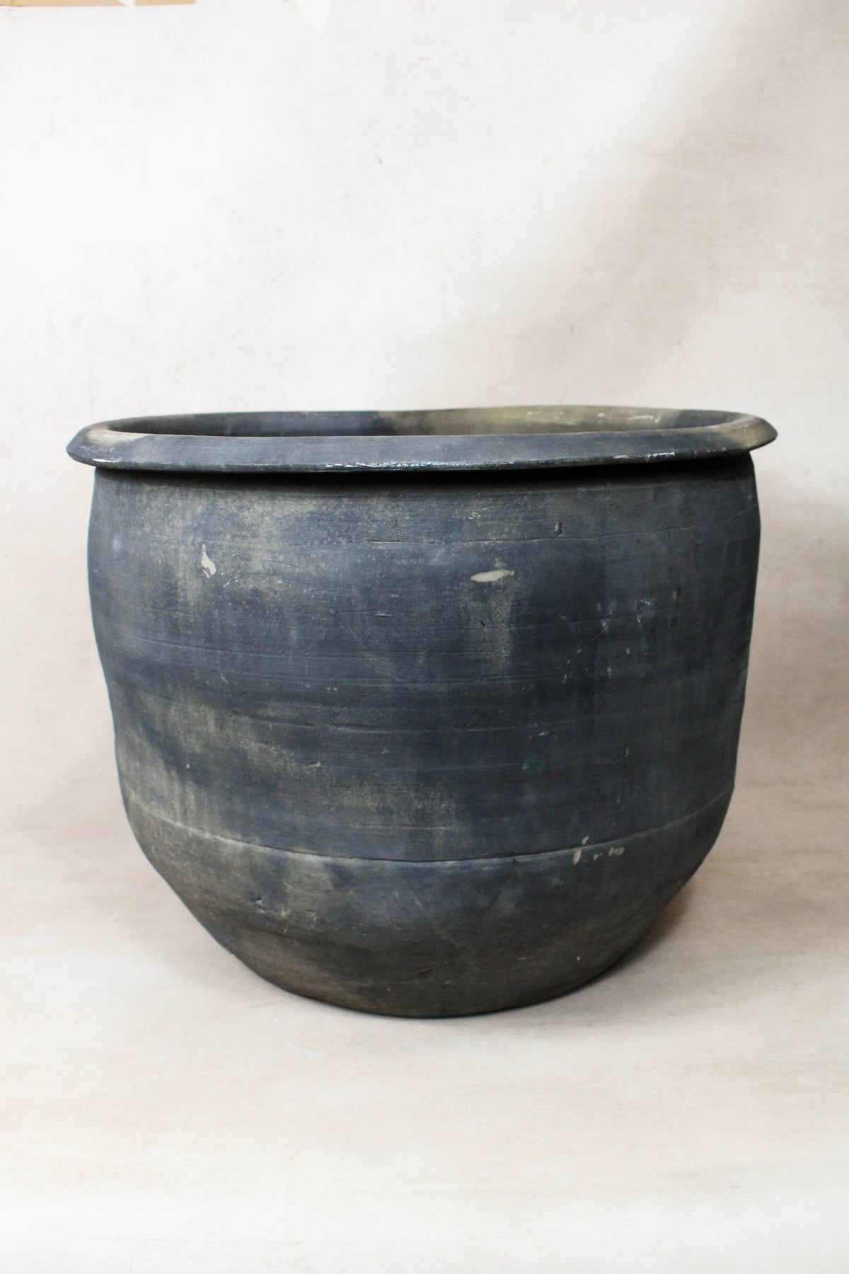 Vintage Dark Pot - L022