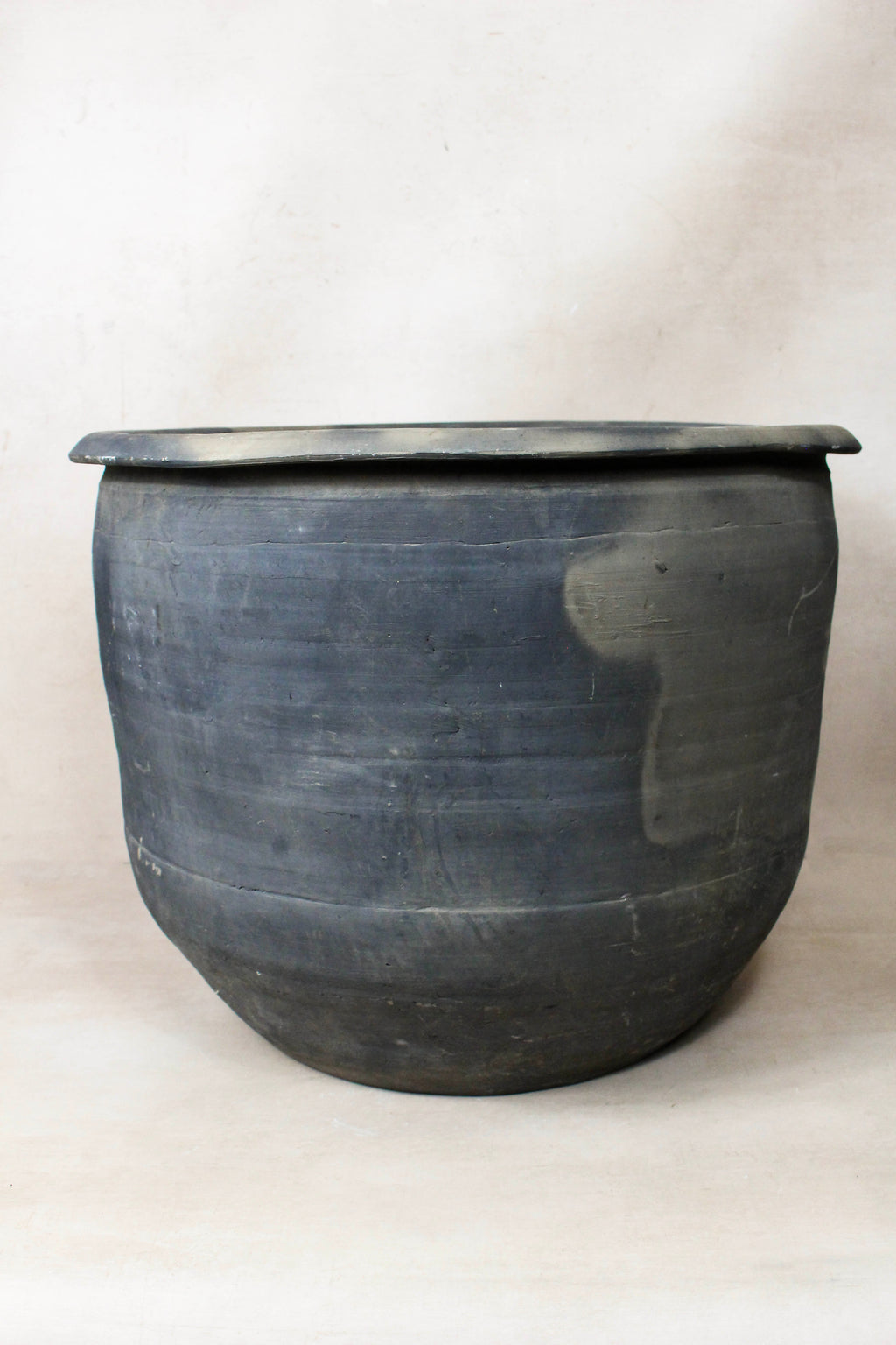 Vintage Dark Pot - L022