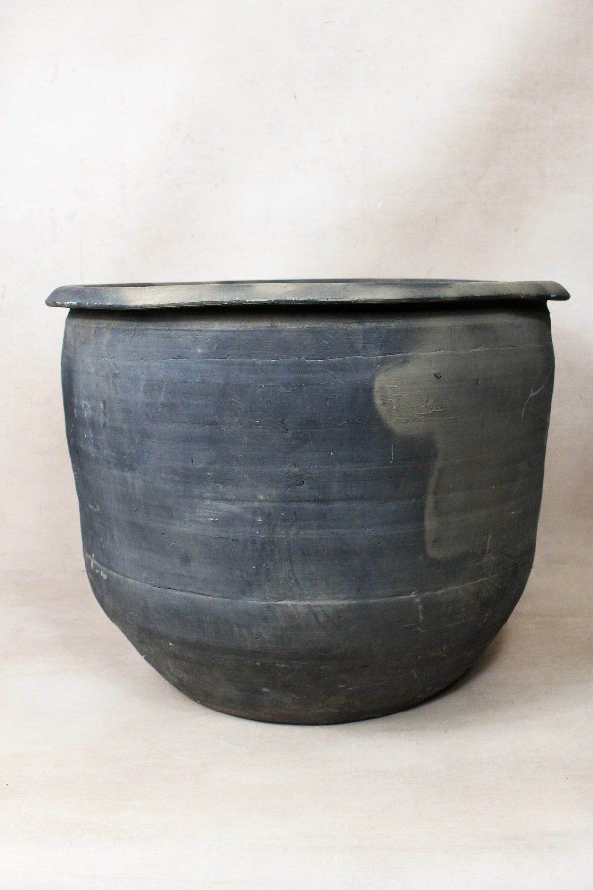Vintage Dark Pot - L022